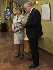 Projekto vadovė Daiva Judeikytė ir LR Seimo narys, Parlamentinės grupės „Už istorinę atmintį ir teisingumą“ pirmininkas dr. Arvydas Anušauskas
